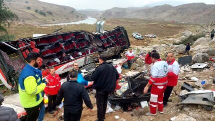کشته و زخمی شدن ۲۷ نفر در سقوط اتوبوس به دره در محور اندیشمک - پلدختر