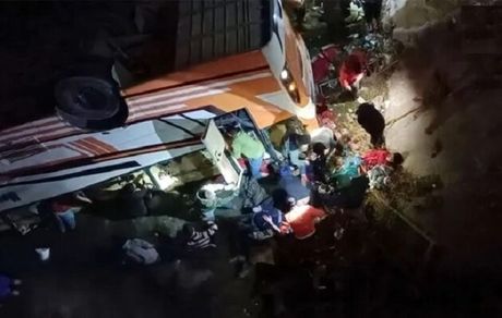 ۱۲ کشته در سقوط یک اتوبوس به رودخانه در نپال
