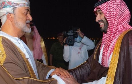 ولیعهد عربستان به عمان سفر کرد / ۱۳ قرارداد به ارزش ۳۰ میلیارد دلار امضا شد