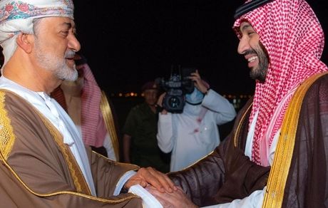 ولیعهد عربستان به عمان سفر کرد / ۱۳ قرارداد به ارزش ۳۰ میلیارد دلار امضا شد