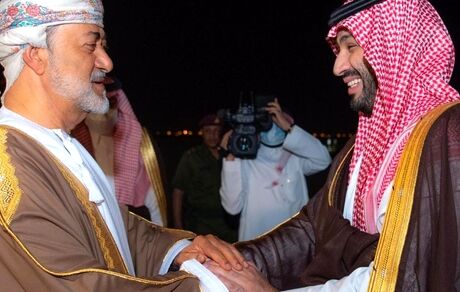 ولیعهد عربستان به عمان سفر کرد / ۱۳ قرارداد به ارزش ۳۰ میلیارد دلار امضا شد