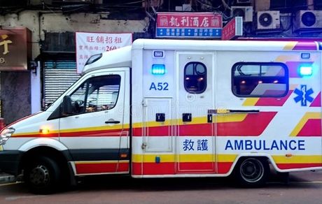 راننده آمبولانس، مصدوم را زیرگرفت / ویدئو