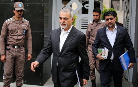 حسین فریدون در زندان حاضر است