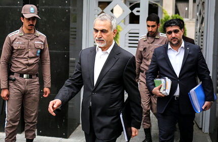 حسین فریدون در زندان حاضر است