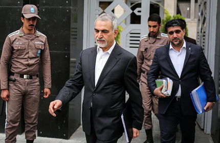 حسین فریدون در زندان حاضر است