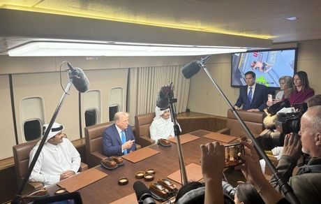دیدار ترامپ و امیر قطر در هواپیمای رئیس جمهور آمریکا
