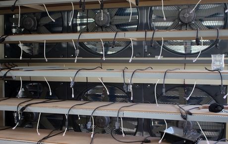 کشف ۹۴ دستگاه استخراج ارز دیجیتال در یک خانه