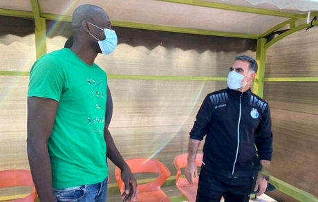 خوش و بش محمود فکری و دیاباته در تمرین استقلال/ عکس