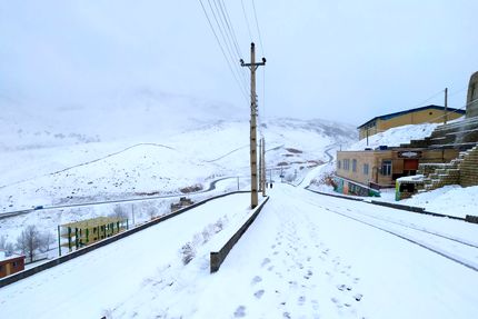 راه ارتباطی ۳۰ روستای سلسله بدلیل برف مسدود شد