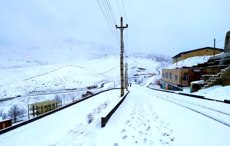 راه ارتباطی ۳۰ روستای سلسله بدلیل برف مسدود شد