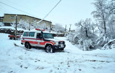 نجات جان مادر باردار تکابی و فرزندش بعد از ۸ ساعت عملیات نیروهای هلال احمر در برف و کولاک 
