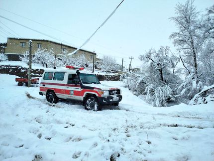 نجات جان مادر باردار تکابی و فرزندش بعد از ۸ ساعت عملیات نیروهای هلال احمر در برف و کولاک 