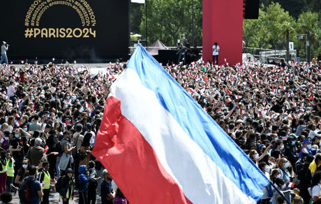 پرچم المپیک بر فراز ایفل برافراشته شد/ استقبال فرانسوی‌ها از میزبانی المپیک ۲۰۲۴ با حضور ماکرون