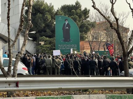 تجمع اعتراضی هواداران پرسپولیس در مقابل وزارت ورزش و جوانان