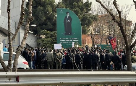 تجمع اعتراضی هواداران پرسپولیس در مقابل وزارت ورزش و جوانان