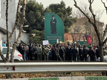 تجمع اعتراضی هواداران پرسپولیس در مقابل وزارت ورزش و جوانان