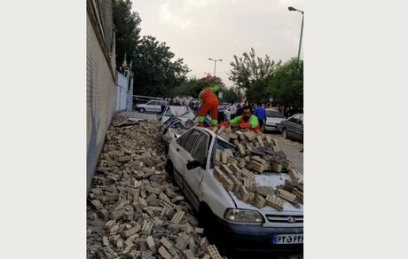 بخشی از یک ورزشگاه در اصفهان فروریخت / دلیل: احتمالا فرونشست زمین!