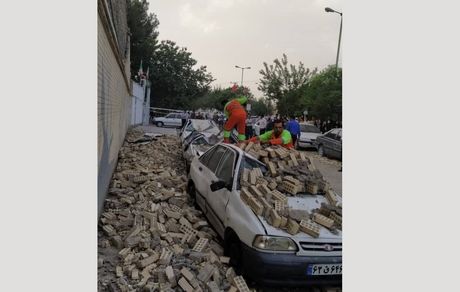 بخشی از یک ورزشگاه در اصفهان فروریخت / دلیل: احتمالا فرونشست زمین!