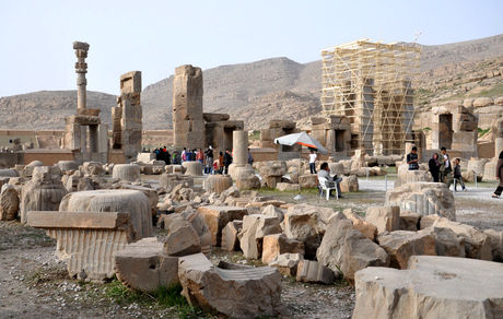تکذیب خبر فروپاشی گل ستون هخامنشی تخت جمشید