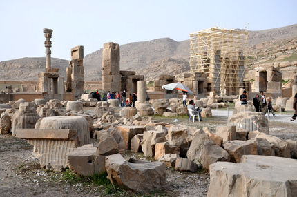 تکذیب خبر فروپاشی گل ستون هخامنشی تخت جمشید