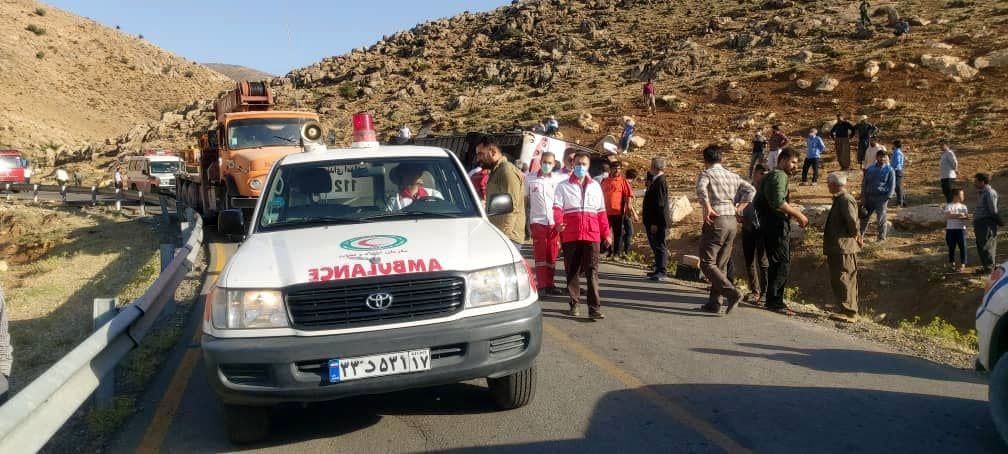 تصاویر حادثه واژگونی اتوبوس خبرنگاران