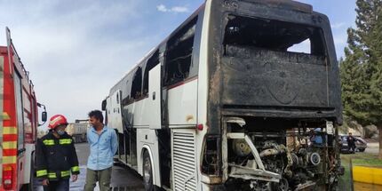 آتش گرفتن یک دستگاه اتوبوس در بلوار خلیج فارس بم/ به مسافران آسیبی نرسید
