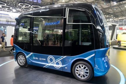 امارات، سرویس مینی‌بوس بدون راننده رایگان را راه اندازی می‌شود