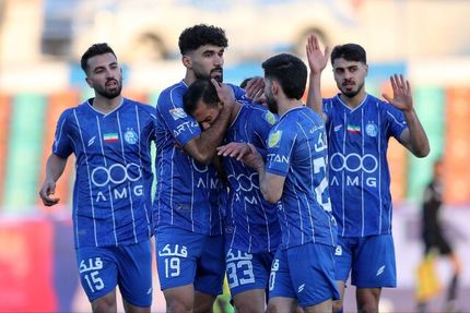 استقلال در دبی اردو می‌زند