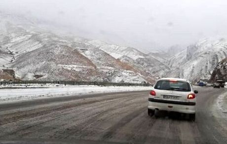 بخشی از آزادراه تبریز – زنجان بدلیل یخبندان بسته شد