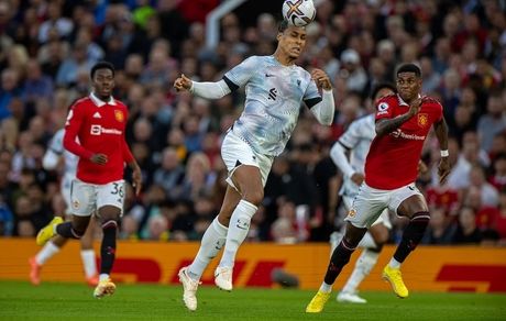 تیم بحران‌زده منچستریونایتد، لیورپول را وارد بحران کرد / تظاهرات هواداران علیه مالکان آمریکایی