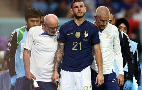 مدافع تیم ملی فرانسه بعد از ۹ دقیقه بازی، جام جهانی را از دست داد