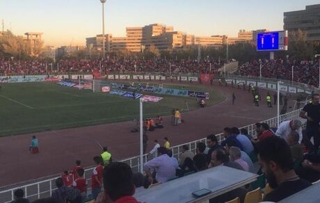 شعار هواداران تراکتور علیه پرسپولیس