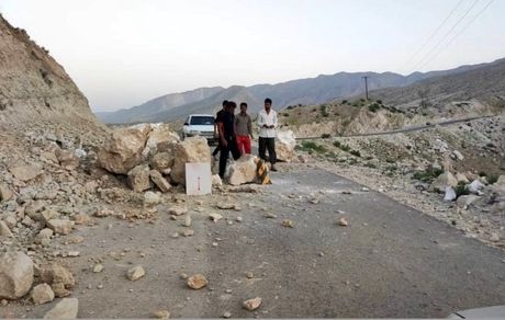 کوه در جاده ایذه - دهدز ریزش کرد