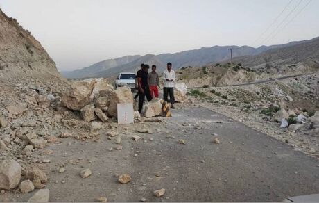 کوه در جاده ایذه - دهدز ریزش کرد