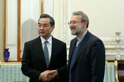وزیر خارجه چین با علی لاریجانی دیدار کرد