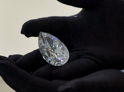 بزرگترین الماس سفید جهان به نمایش درآمد