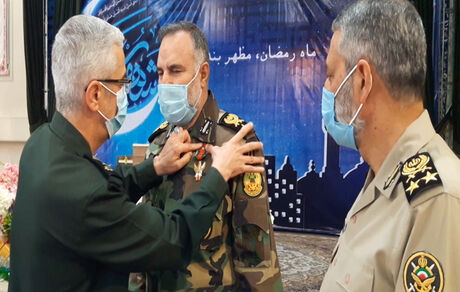 فرمانده نیروی زمینی ارتش، نشان درجه یک فتح دریافت کرد