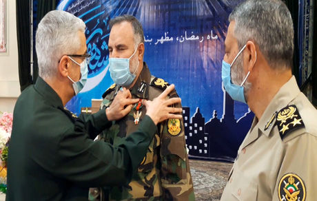 فرمانده نیروی زمینی ارتش، نشان درجه یک فتح دریافت کرد