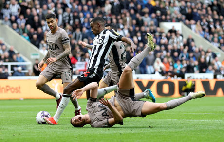 نیوکاسل، تاتنهام را در هم کوبید