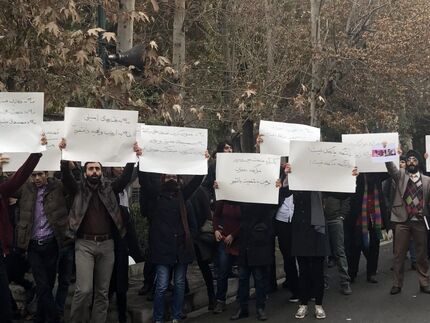 تجمع میدان انقلاب برای حمایت از نظام بود، یا معرکه برای توهین و تخریب؟
