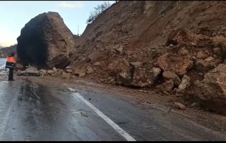 مسدود شدن محور "یاسوج به اصفهان" در پی ریزش کوه