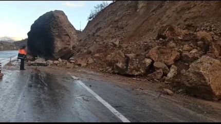 مسدود شدن محور "یاسوج به اصفهان" در پی ریزش کوه