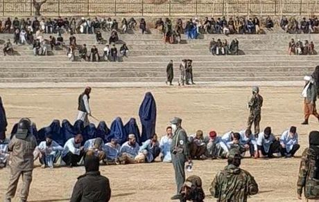 محاکمه صحرایی ۵۲ نفر در یک ورزشگاه افغانستان!