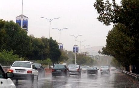  تداوم سامانه بارشی تا پایان هفته/ هشدار درباره مه‌گرفتگی و لغزندگی جاده‌ها در محورهای مواصلاتی 
