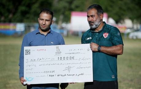 پیراهن مهدوی‌کیا در هامبورگ به نفع زلزله‌زدگان خوی فروش رفت