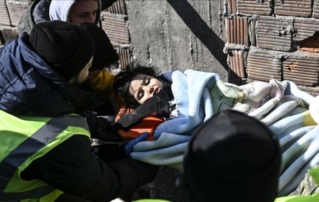 نجات دختربچه ۳.۵ ساله پس از ۱۰۳ ساعت از زیر آوار زلزله ترکیه