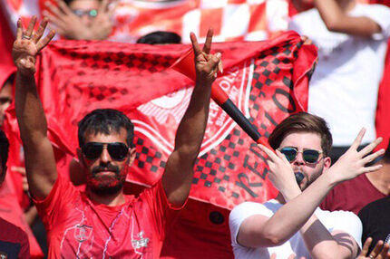 تجمع هواداران مقابل ساختمان پرسپولیس