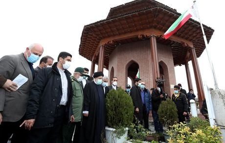 حضور رئیس جمهور بر مزار میرزا کوچک خان جنگلی