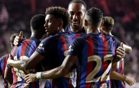 بارسلونا در اولین بازی دوستانه، تیم دیوید بکام را گل باران کرد