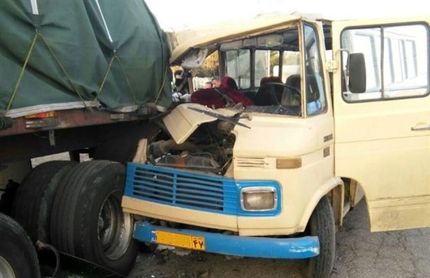 ۱۹ کشته و زخمی در تصادف تریلر و مینی بوس در شوشتر